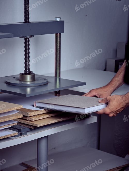 Preview: Crop bookbinder using press machine on book