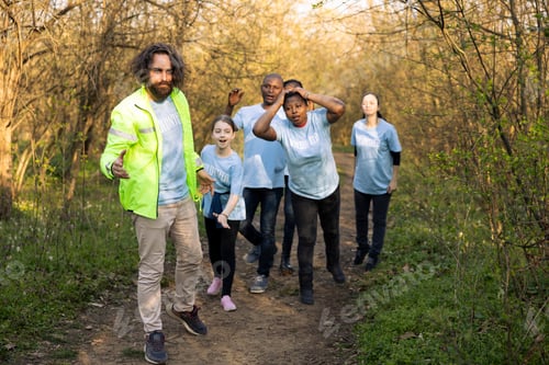 Preview: Search operation leader guiding the squad into the woodland to find evidence
