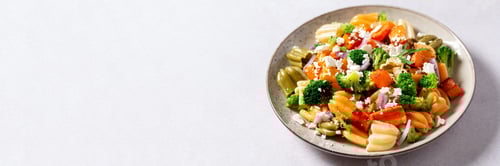 Visualização: Salada de macarrão de outono com abóbora assada, brócolis, queijo feta em fundo claro, mares de outono