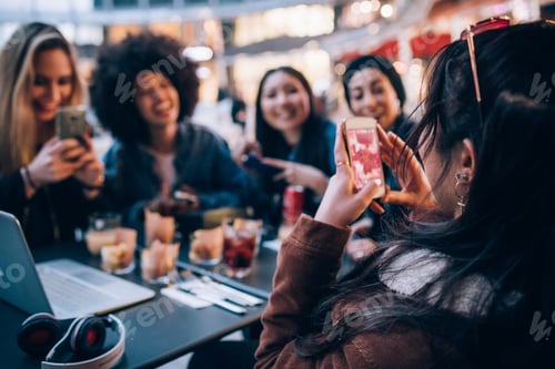 Preview: Friends having drinks at outdoor cafe, Milan, Italy
