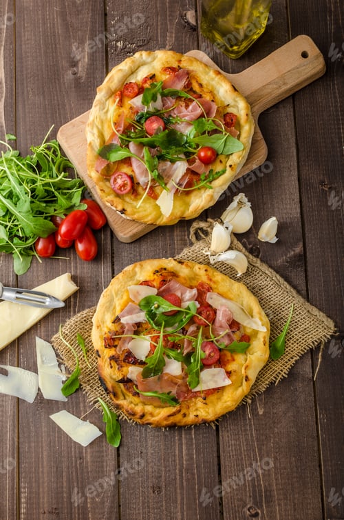 Preview: Italian pizza with parmesan cheese, prosciutto and arugula