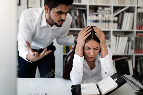 Vista previa: Picture of angry boss criticizing his worker
