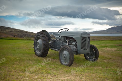 Preview: Retro Tractor on the Iceland field