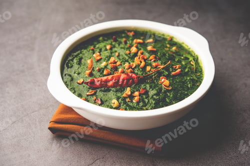 Preview: lasooni palak recipe or dhaba style garlic spinach curry, Indian main course served with naan