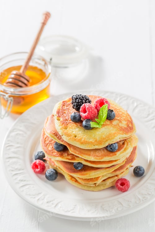 Preview: Golden american pancakes with maple syrup and berries