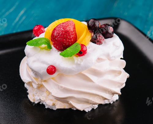 Preview: Anna Pavlova cake with cream and fresh berries
