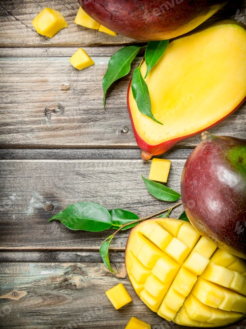 Preview: Pieces of mango with foliage.