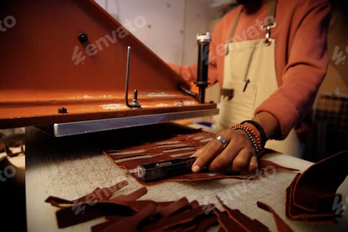 Preview: Crafting Leather Goods using Traditional Tools and Techniques