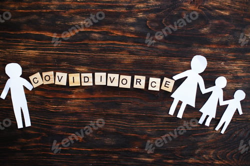Preview: Paper chain cut family with broken heart on wooden background. divorce in the covid pandemic.