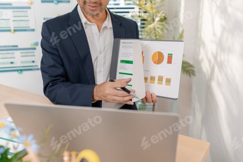 Vista previa: Un hombre de negocios seguro que calcula el presupuesto y revisa el desempeño de la empresa