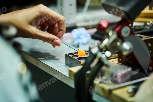 Preview: Woman Shaping Glass