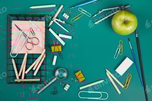 Visualização: Material escolar para o início das aulas. Conceito de volta às aulas com espaço de cópia