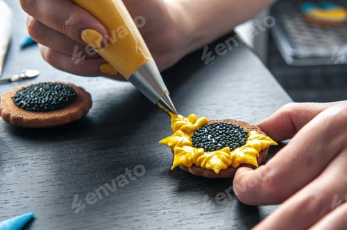 Preview: Woman making gingerbread, sunflower gingerbread design, workshop.