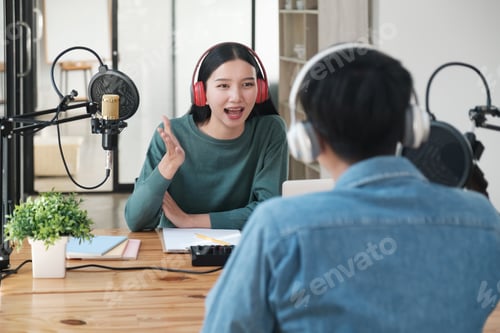 Preview: A woman and a man are talking to each other in a studio