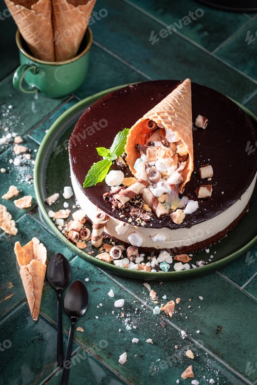 Preview: Sweet cookie cake with cream and chocolate glaze.