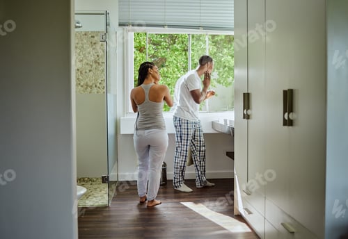 Visualização: Casal negro, rotina matinal e de banheiro juntos para higiene, limpeza, cuidados com o corpo e higiene.