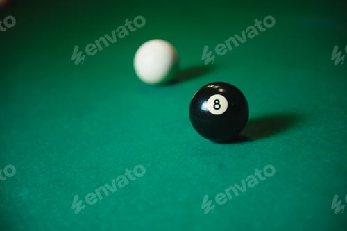 Vorschau: Schwarzer Ballschuss im Snooker-Spiel.
