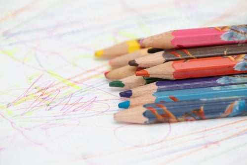 Preview: De volta a escola com lapis colorido na mesa.