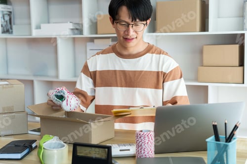 Preview: the salesperson reading the product list while packing the product into the box