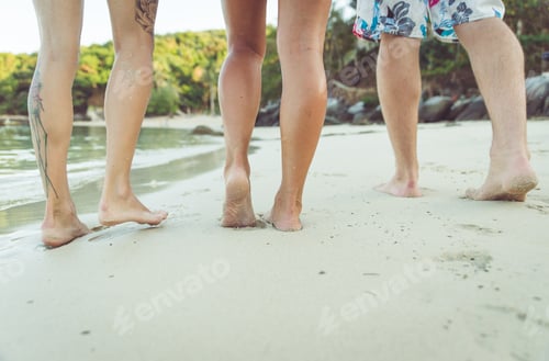 Preview: Three friends walking on the beach