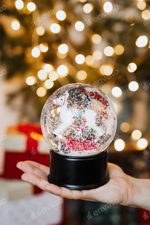 Preview: Christmas snow globe in her hand