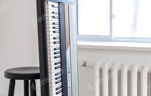 Preview: Piano keys in the interior of a bright room.