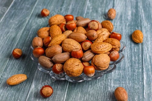 Preview: Mixed organic nuts with shell.