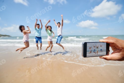Preview: Photographing happy friends