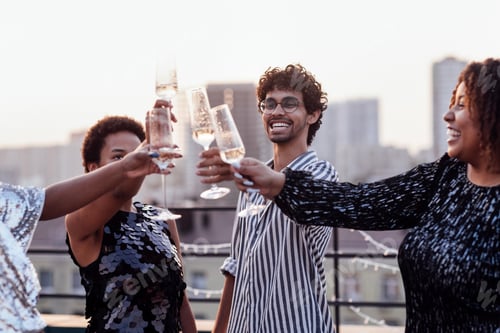 Visualização: Garota de pele escura derrama champanhe em taças de seus amigos multinacionais
