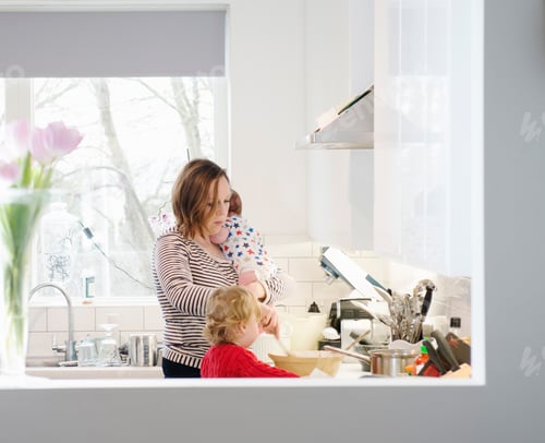 Preview: Mother with baby and toddler in kitchen