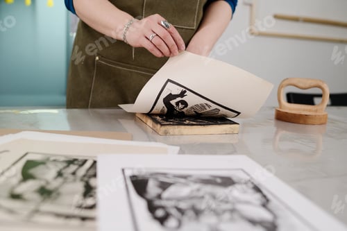 Preview: Craftswoman with printed ink artwork