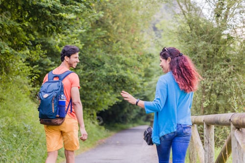 Vista previa: senderismo en pareja mestiza en Senda del Oso, Asturias. Ecoturismo para adultos mayores en Proaza