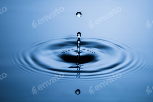 Preview: Blue Water drop falling, macro splash. Natural background