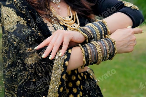 Preview: Woman In Ethnic Indian Costume With Jewellery And Traditional Makeup.