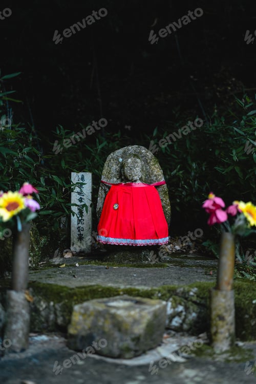 Preview: Japanese monument with red cloth