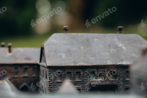 Preview: Wedding rings of the bride and groom on the model of the castle
