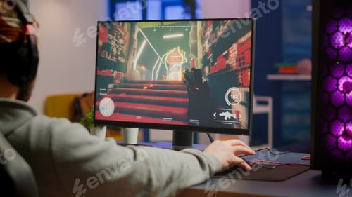 Preview: Gamer man with professional headphones relaxing in gaming room