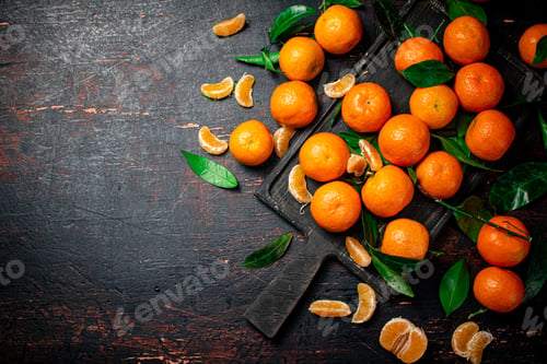 Preview: Fragrant fresh tangerines on a cutting board.