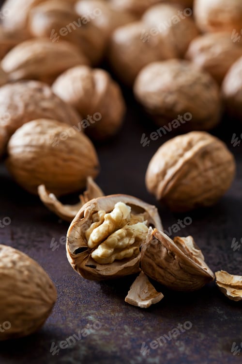 Preview: Cracked walnut, close-up