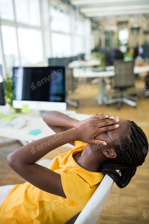 Preview: Frustrated female business executive at desk