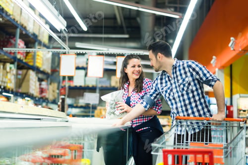 Preview: Couple shopping in store for food