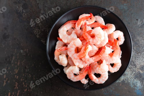 Preview: Fresh prawns. Raw shrimps, prawns. Seafood. Top view. Dark background