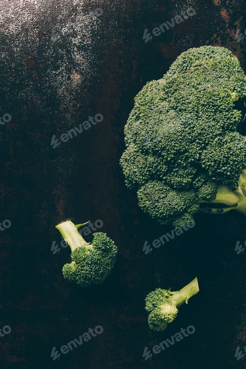 Preview: top view of ripe broccoli on grey dark table