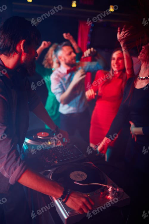 Preview: Deejay by turntables