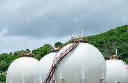 Preview: Industrial gas storage tank in factory, LNG or liquefied natural gas container in petroleum refinery