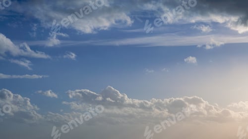 Vorschau: Wunderbarer Blick auf Cumuluswolken, Himmel mit Sonnenlicht. Tageslicht, gelbe Sonne