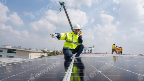 Vista previa: El servicio de ingeniería verifica la instalación de la célula solar en el techo de la fábrica.