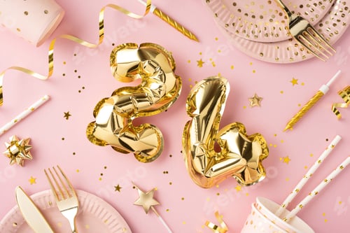 Visualização: Configuração festiva de aniversário com balões numéricos dourados brilhantes e decorações de festa rosa