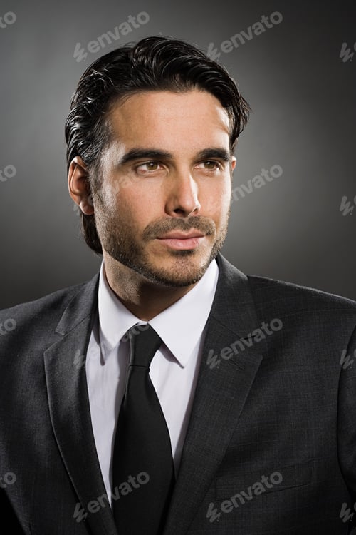 Perfil de un joven con traje