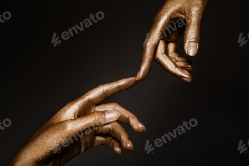 Visualização: lindas mãos em tinta dourada